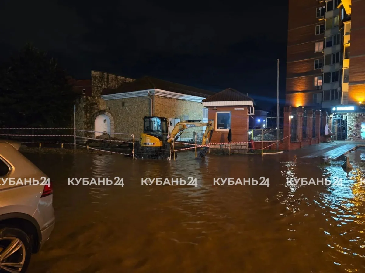 В Краснодаре прохожие провалились в залитую водой траншею на улице Тургенева
