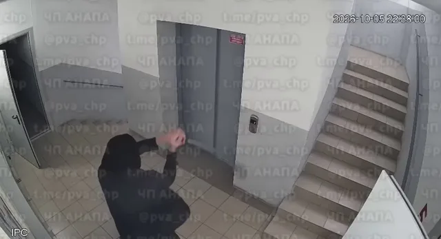 Мужчина с мачете разбил электрощиток и камеру видеонаблюдения в подъезде в Анапе