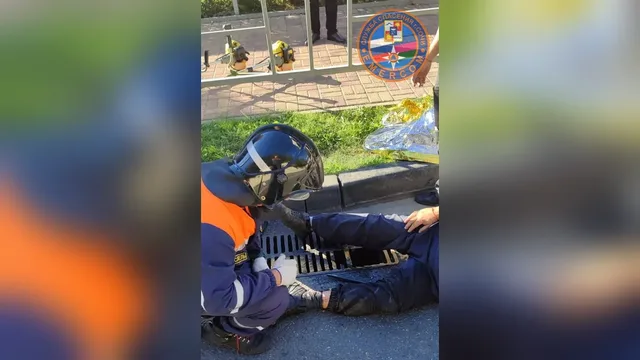 В Сочи спасатели бензорезом выпилили из дождеприемника застрявшего рабочего
