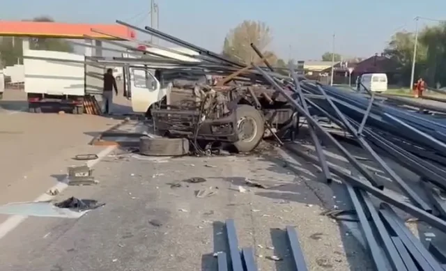 В Армавире выпавшие из фуры трубы спровоцировали массовое ДТП, есть пострадавший