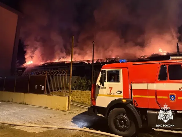 В Сочи загорелось большое двухэтажное здание, огонь охватил 1 тыс. кв. метров