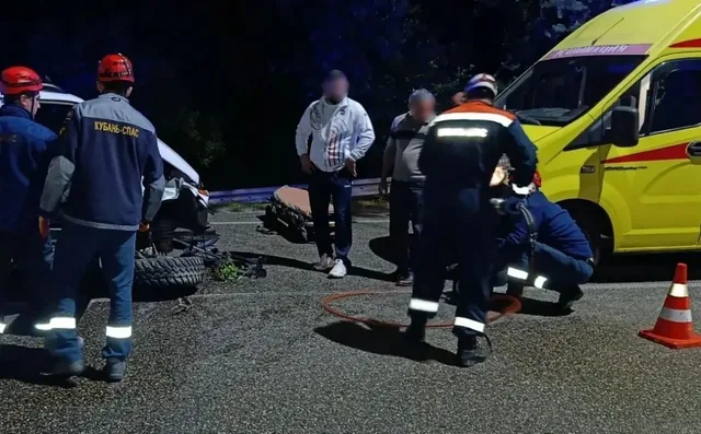 В Сочи спасатели вызволили девушку, заблокированную в помятой в ДТП машине