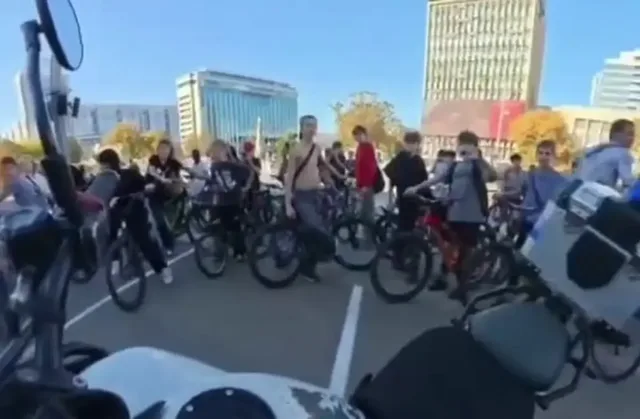 Нарушавших порядок подростков на велосипедах остановила полиция в Краснодаре