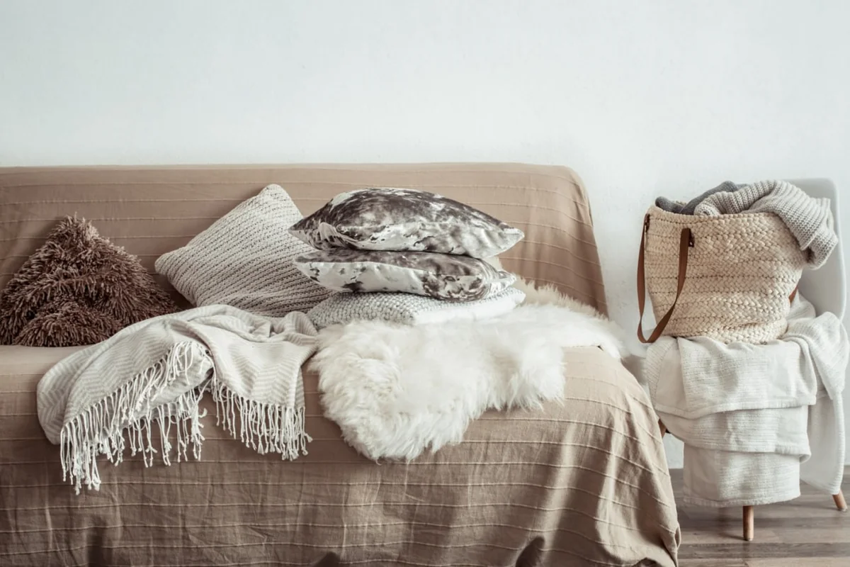 https://www.magnific.com/free-photo/interior-living-room-with-sofa-decorative-items_10497160.htm
