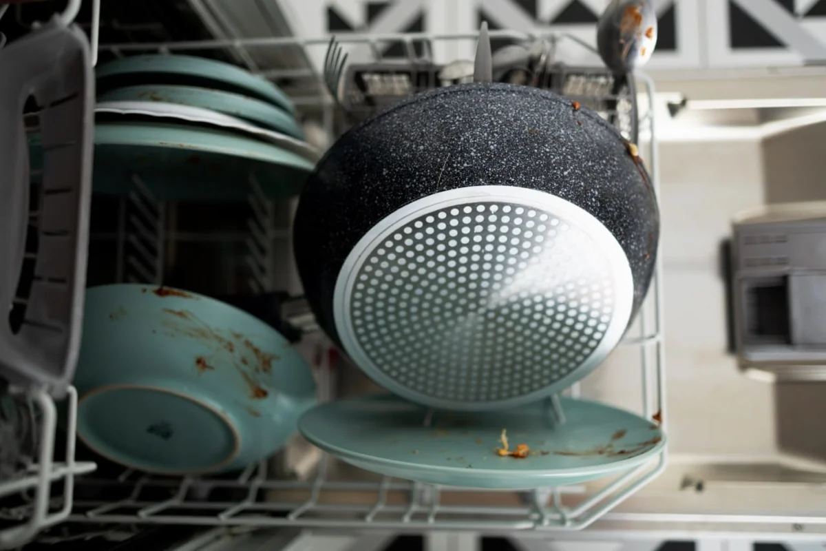 https://www.magnific.com/free-photo/dirty-dishes-washing-machine-top-view_24996556.htm