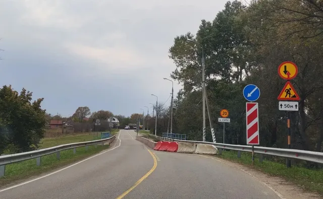 В Северском районе ограничили движение грузовиков по мосту через реку Супс