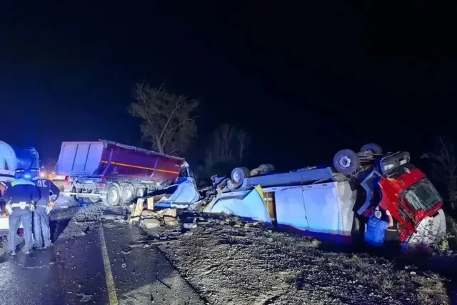 Большегруз перевернулся на крышу после массовой аварии в Северском районе