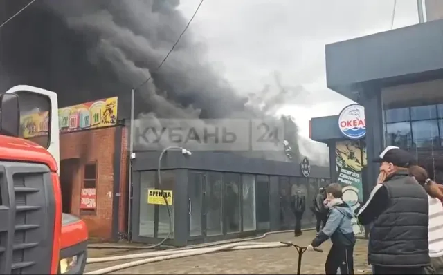 Крыша магазина в Северском районе загорелась на площади более 300 кв. метров