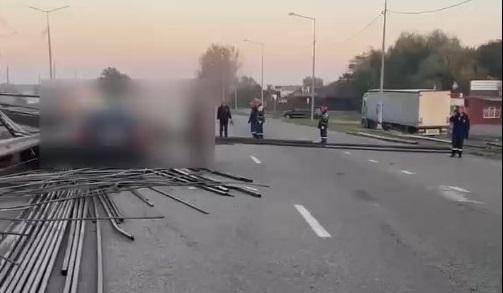В Армавире из-за выпавших труб на трассе столкнулись шесть машин