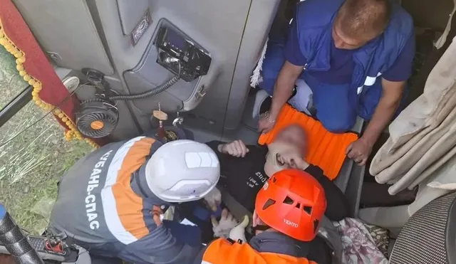 Спасатели деблокировали водителя грузовика после ДТП на Кубани
