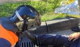 В Сочи спасатели распилили дождеприемник, чтобы освободить застрявшего рабочего