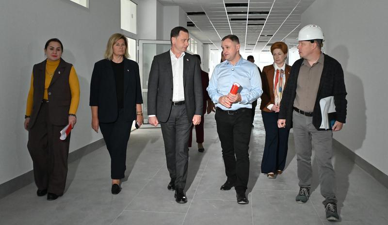 Мэр Сочи проверил строительство блока начальной школы в Горном Лоо