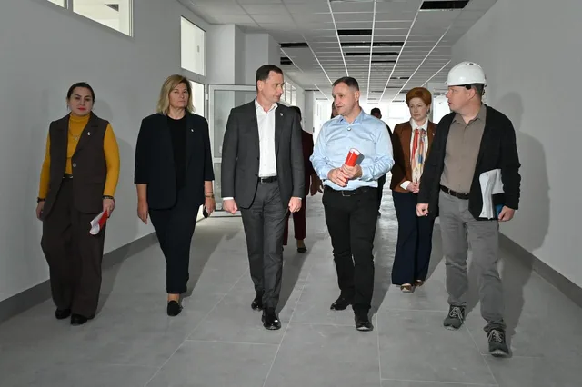 Мэр Сочи проверил строительство блока начальной школы в Горном Лоо