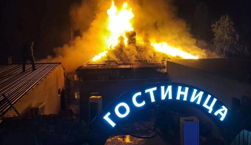 В поселке Дружелюбный под Краснодаром загорелся банный комплекс с гостиницей