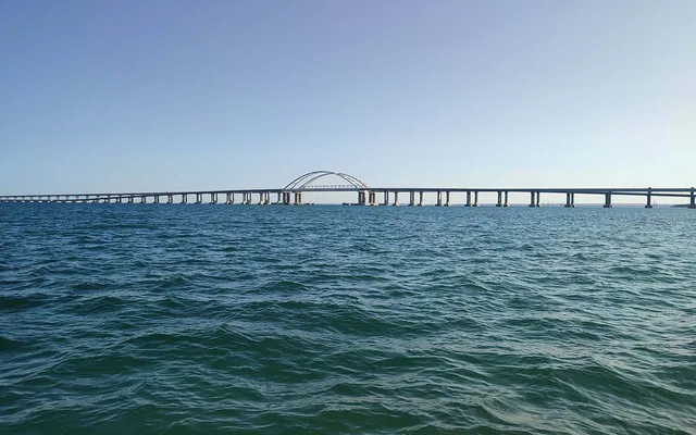 В пробке перед Крымским мостом днем 9 октября встали более 400 машин