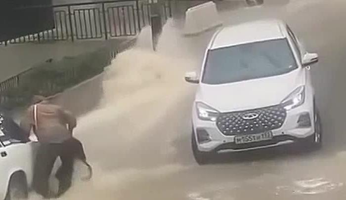 В Сочи сняли на видео, как женщина чуть не утонула на улице после дождя