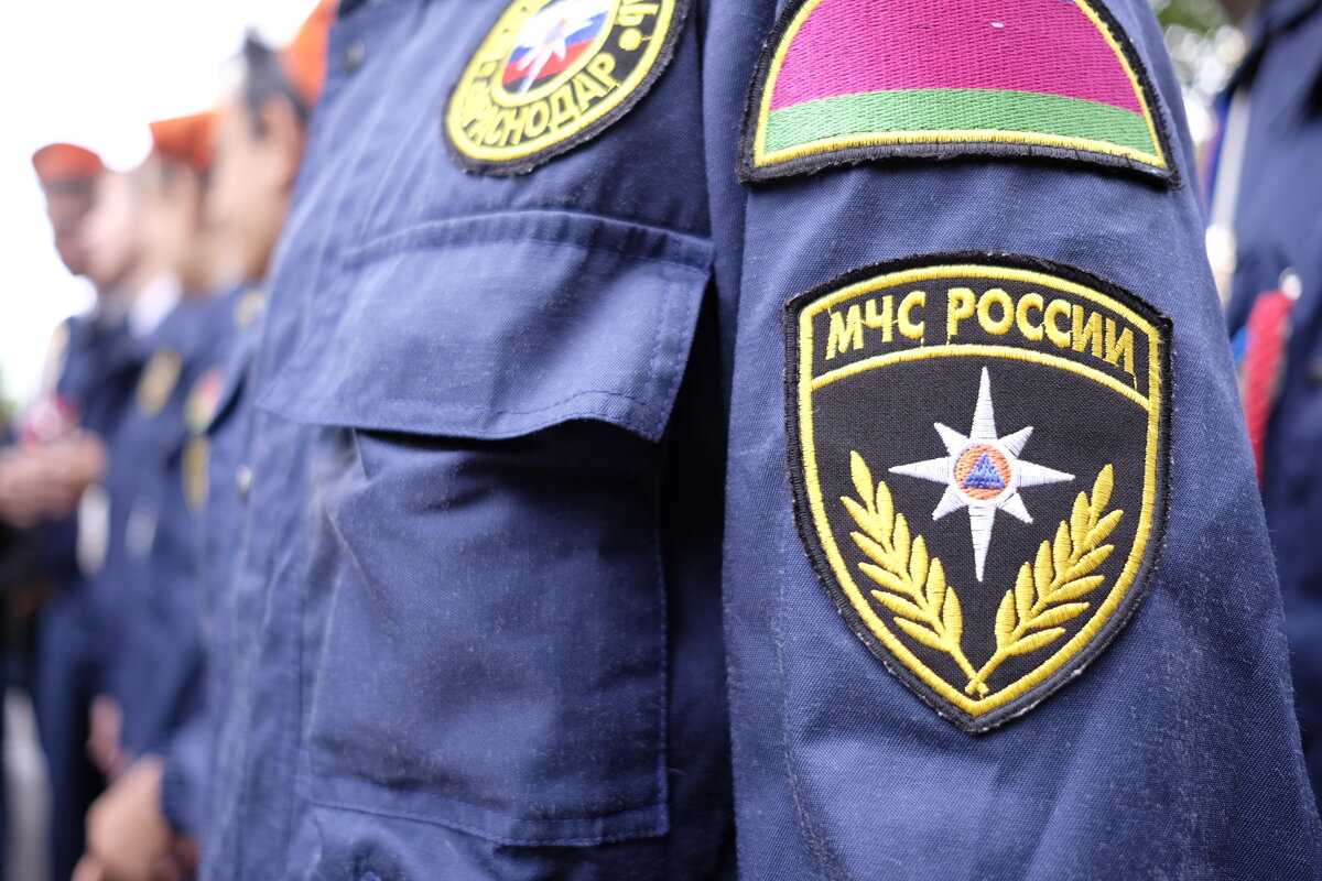 Главную ошибку людей при атаке беспилотников назвали в МЧС России