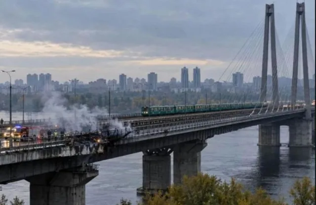 Внимание! Ракетный удар по Южному мосту в Киеве! Критические повреждения, закрыт для проезда