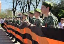 Школьники развернули большую Георгиевскую ленту на улице Мачуги в Краснодаре